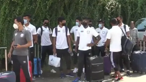 জাতীয় ফুটবল দলের খেলোয়াড়রা ক্যাম্প থেকে ছাড়ছেন, সবাই মাস্ক পরা. Channel i News - চ্যানেল আই নিউজ