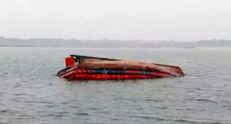 নৌকা ডুবে নদীতে নিখোঁজ তিনজনের সন্ধানে উদ্ধার কাজ. Channel i News - চ্যানেল আই নিউজ