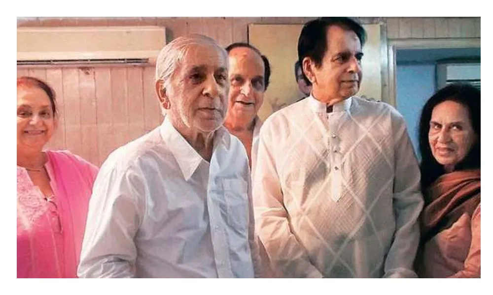 দিলীপ কুমারকে শ্রদ্ধার সঙ্গে বিদায় জানাচ্ছেন পরিবারের সদস্যরা. Channel i News - চ্যানেল আই নিউজ