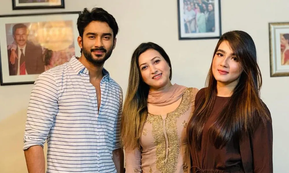 মাহি, রোশান ও অন্য একজন নারী ছবি তোলার সময়. Channel i News - চ্যানেল আই নিউজ
