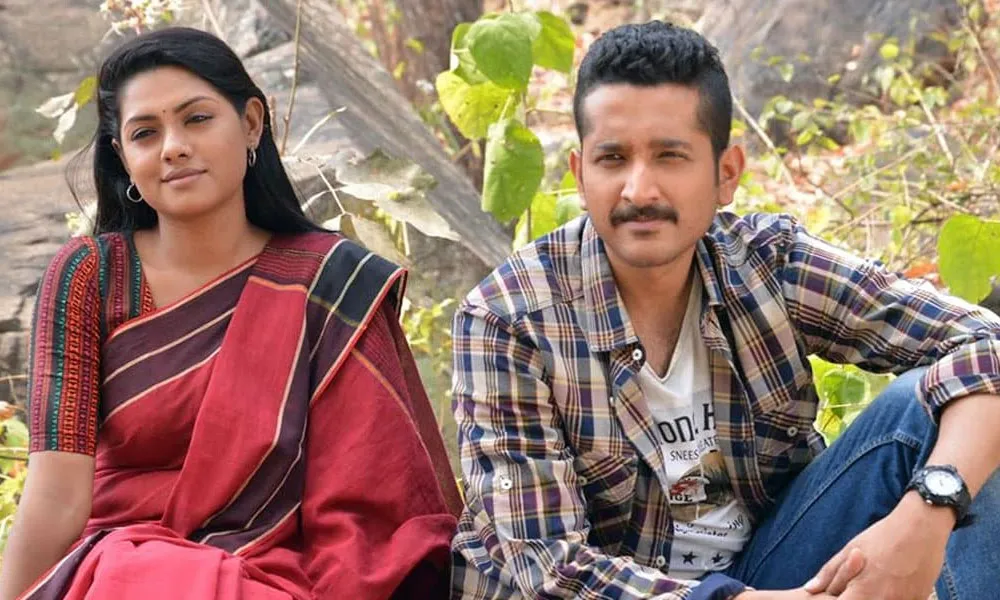 দুটি চরিত্রের নাটকীয় দৃশ্য, প্রকৃতি পটভূমিতে বসে আলোচনা করছে. Channel i News - চ্যানেল আই নিউজ