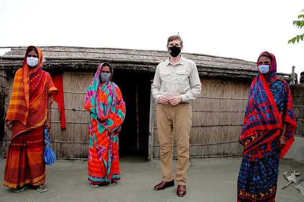যুক্তরাষ্ট্রের রাষ্ট্রদূত বন্যায় ক্ষতিগ্রস্ত গাইবান্ধা এলাকা পরিদর্শন করছেন. Channel i News - চ্যানেল আই নিউজ
