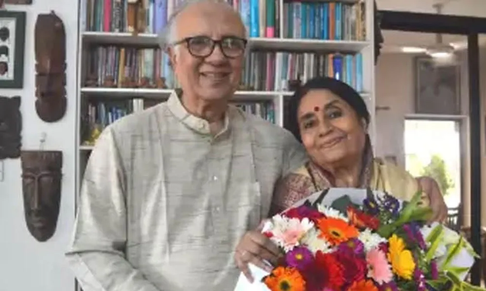 রামেন্দু ও ফেরদৌসী দম্পতি হাসিমুখে একসঙ্গে ছবি তুলেছেন. Channel i News - চ্যানেল আই নিউজ