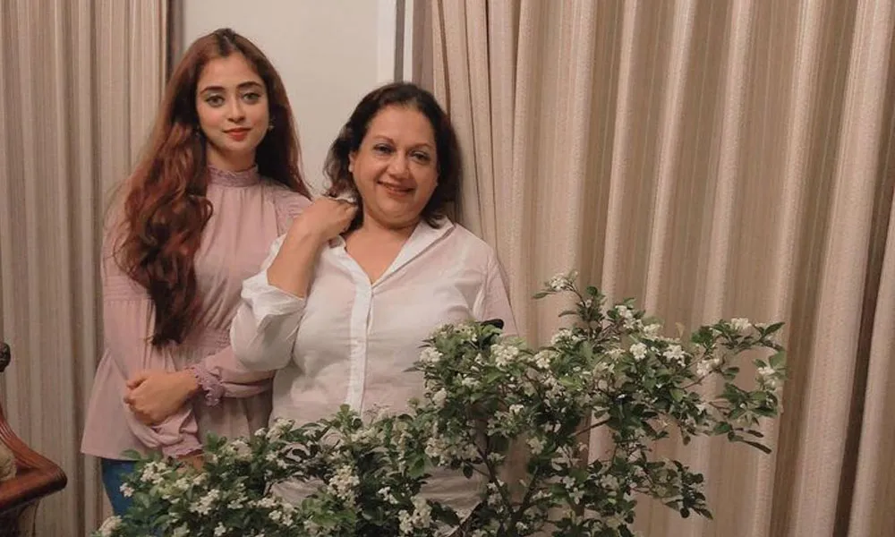 কবরী ম্যাডাম ও সালওয়া হাসিমুখে একসঙ্গে ছবি তুলেছেন. Channel i News - চ্যানেল আই নিউজ