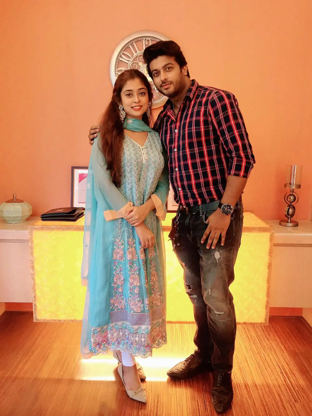 সালওয়া ও তার বন্ধু একসঙ্গে হাসিমুখে ছবি তুলেছেন. Channel i News - চ্যানেল আই নিউজ