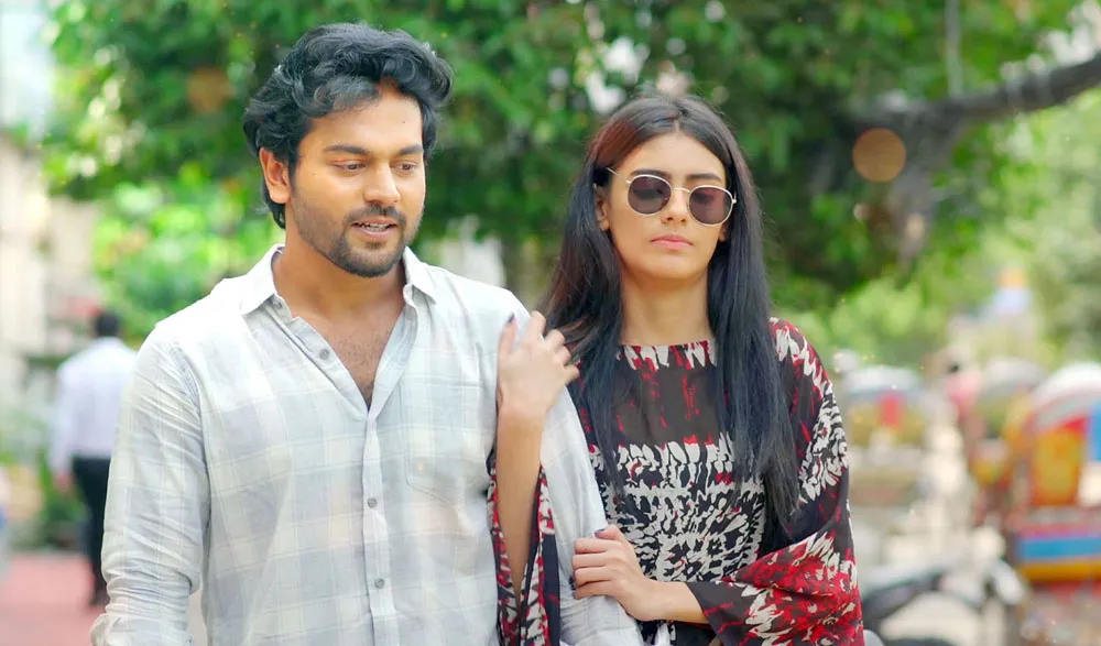 দম্পতি হাঁটছেন, প্রকৃতি ও শহরের মাঝে, শান্তিপূর্ণ পরিবেশে. Channel i News - চ্যানেল আই নিউজ