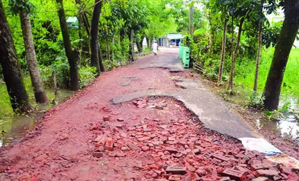 গাছপালা দ্বারা ঘেরা ক্ষতিগ্রস্ত রাস্তা, চলাচলের জন্য ঝুঁকিপূর্ণ. Channel i News - চ্যানেল আই নিউজ