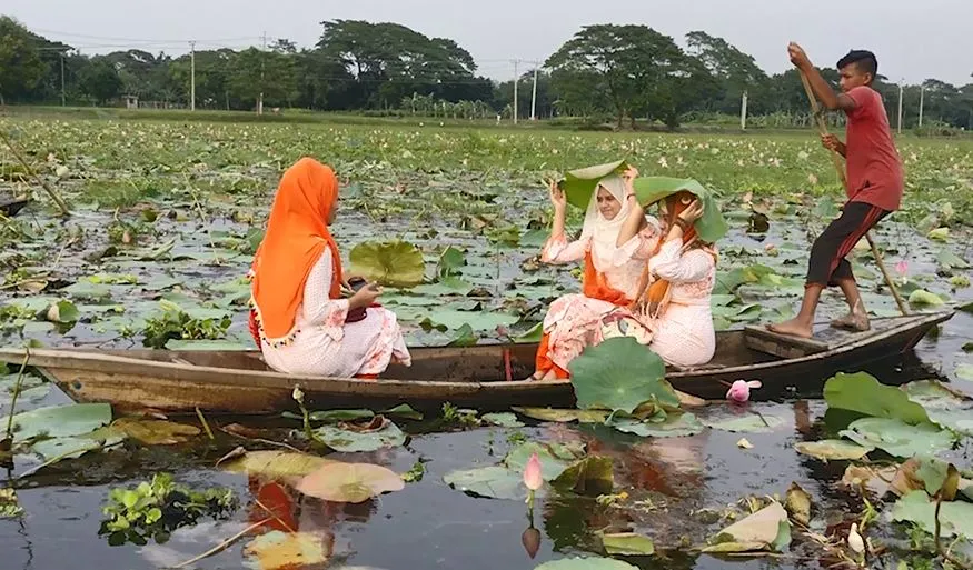 নদীতে বসে শিশুদের জলকেলি ও খেলাধুলা, প্রকৃতি ও জলজ পরিবেশ. Channel i News - চ্যানেল আই নিউজ
