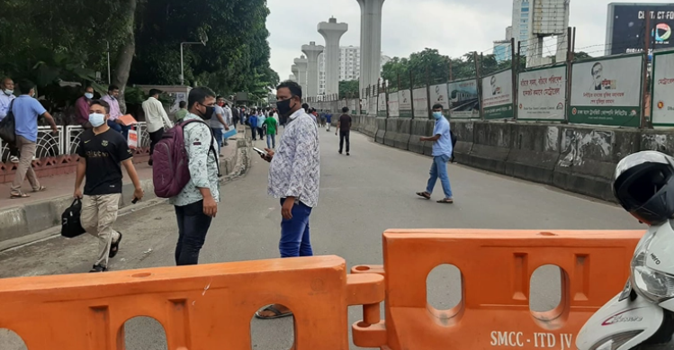 ঢাকায় জনসমাগমের মধ্যে স্বাস্থ্যবিধি মানার চেষ্টা করছে মানুষ।. Channel i News - চ্যানেল আই নিউজ