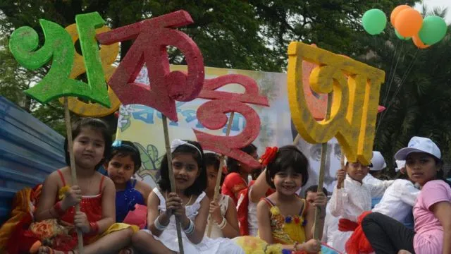 শিশুদের মাতৃভাষা দিবসের অনুষ্ঠানে অংশগ্রহণ, বিভিন্ন রঙের ব্যানার ও balloons।. Channel i News - চ্যানেল আই নিউজ