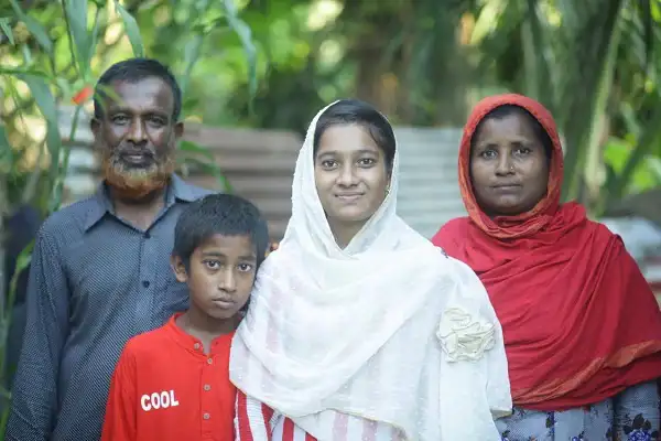 বাংলাদেশি পরিবারের চারজনের ছবি, মেয়েটি তার পরিবারের সাথে হাসিমুখে দাঁড়িয়ে. Channel i News - চ্যানেল আই নিউজ