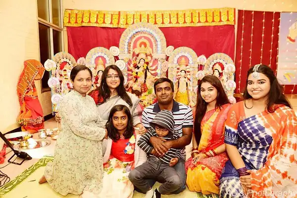 দুর্গাপূজা উপলক্ষে পরিবারের সদস্যদের আনন্দের মুহূর্ত. Channel i News - চ্যানেল আই নিউজ
