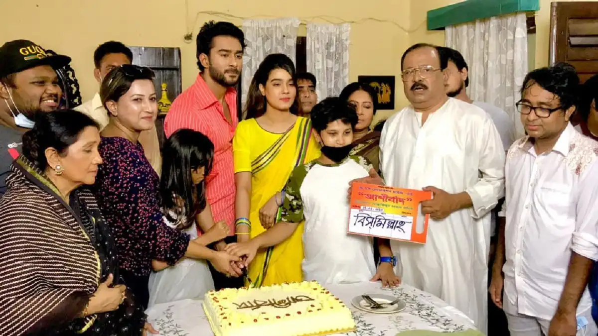রোশান-মাহির আশীর্বাদ অনুষ্ঠানে অতিথি ও পরিবারের সদস্যরা উপস্থিত. Channel i News - চ্যানেল আই নিউজ