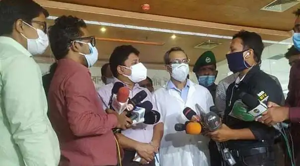 সংবাদ সম্মেলনে সাংবাদিকরা মুখোমুখি, সবাই মাস্ক পরেছেন. Channel i News - চ্যানেল আই নিউজ