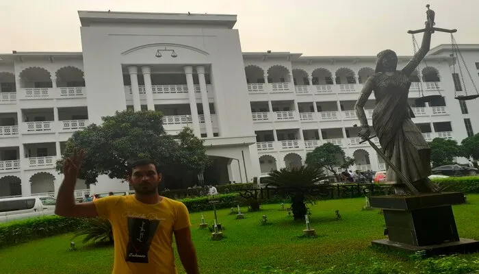 জাহালমের ক্ষতিপূরণের রায় পাওয়ার ছবি, ভবন ও মূর্তি দেখা যাচ্ছে. Channel i News - চ্যানেল আই নিউজ