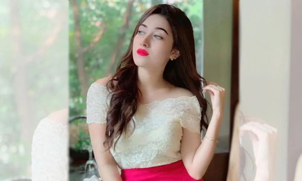 রিয়া চ্যানেল আই অনলাইন এর জন্য সুন্দর ছবি, ক্যামেরার সামনে দাঁড়িয়ে. Channel i News - চ্যানেল আই নিউজ