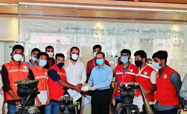 রক্তদান কর্মসূচিতে অংশগ্রহণকারী স্বেচ্ছাসেবক ও কর্মকর্তাদের ছবি. Channel i News - চ্যানেল আই নিউজ