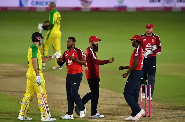 অস্ট্রেলিয়া ক্রিকেট দলের খেলোয়াড়রা মাঠে জিতের পর উল্লাস করছে. Channel i News - চ্যানেল আই নিউজ