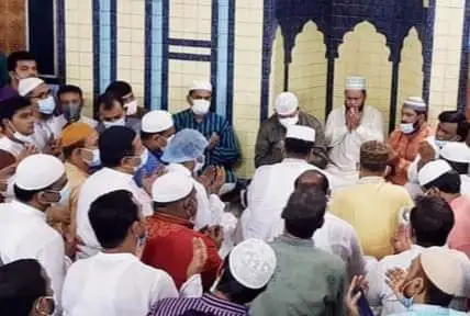 যুবলীগের দোয়া ও মিলাদ মাহফিলে মুসল্লিরা অংশগ্রহণ করছেন. Channel i News - চ্যানেল আই নিউজ
