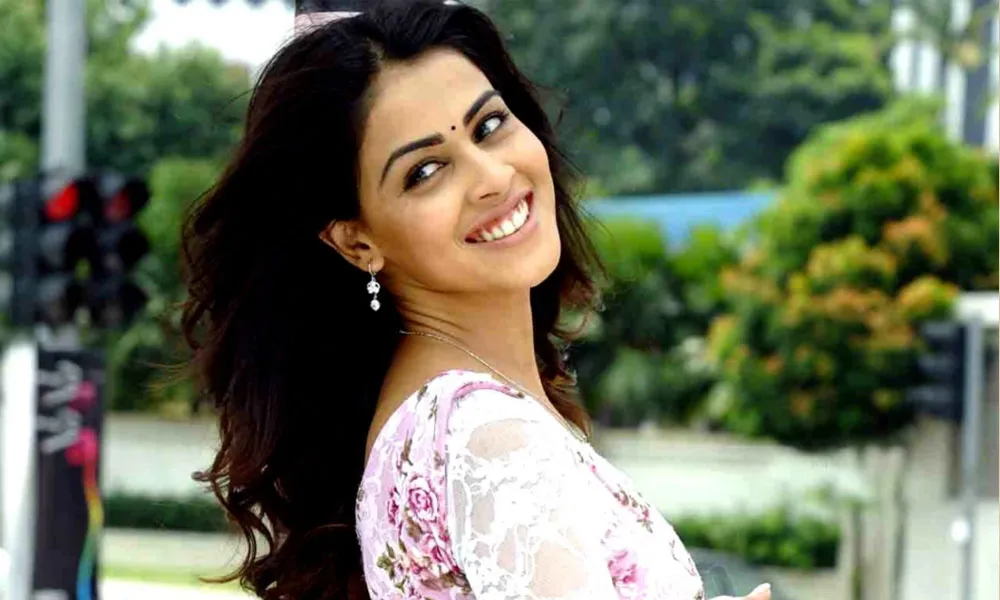 প্রফুল্ল নারী হাসি ও সুন্দর চেহারা, প্রকৃতি পেছনে. Channel i News - চ্যানেল আই নিউজ
