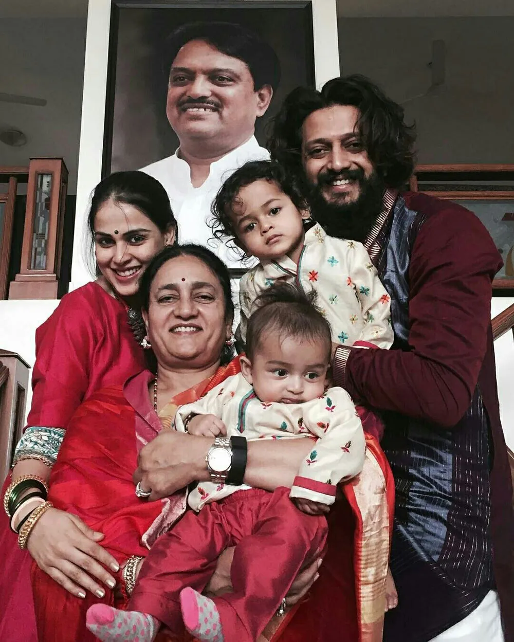 জেনেলিয়া ও তার পরিবারের সঙ্গে হাস্যোজ্জ্বল ছবি. Channel i News - চ্যানেল আই নিউজ