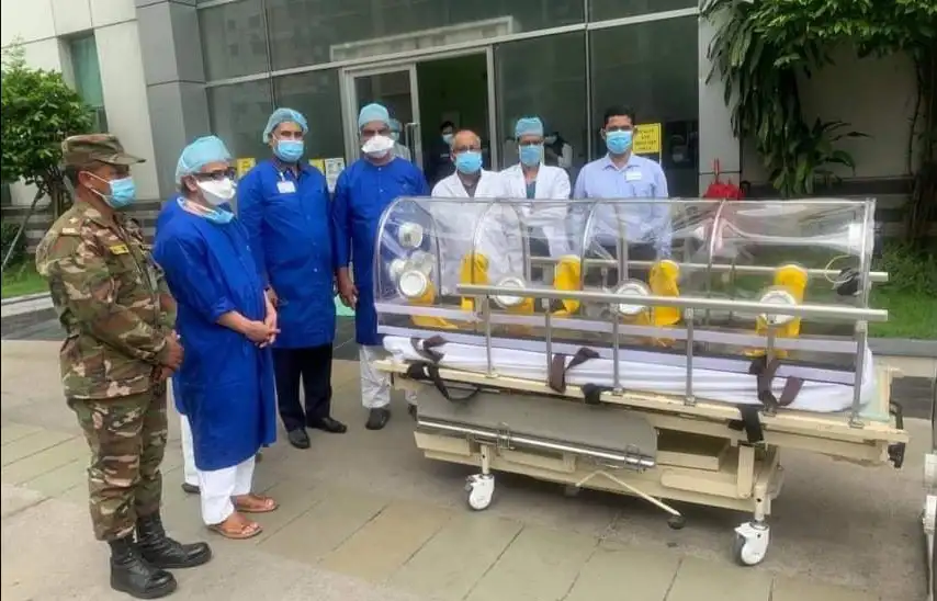 সেনাবাহিনী ও স্বাস্থ্যকর্মীরা চিকিৎসা সামগ্রী দেখছেন. Channel i News - চ্যানেল আই নিউজ
