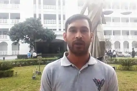 একজন পুরুষ ব্যক্তি খোলা মাঠে দাঁড়িয়ে আছেন. Channel i News - চ্যানেল আই নিউজ