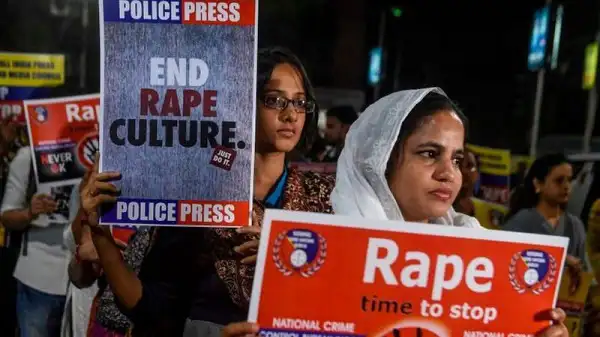 প্রতিবাদী নারী ও যুবকরা ধর্ষণ বিরোধী প্রতিবাদে অংশগ্রহণ করছে।. Channel i News - চ্যানেল আই নিউজ