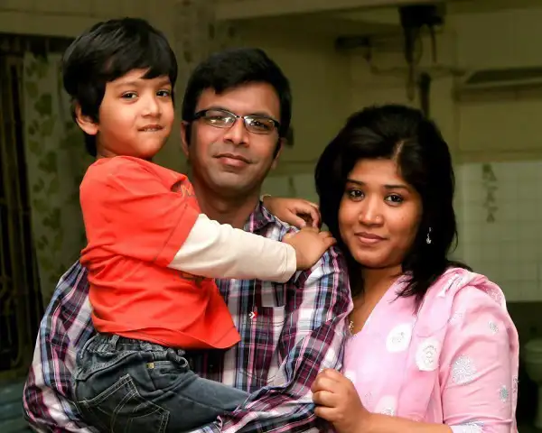 একটি পরিবারের সদস্যরা একসঙ্গে হাসিমুখে ছবি তুলছেন. Channel i News - চ্যানেল আই নিউজ
