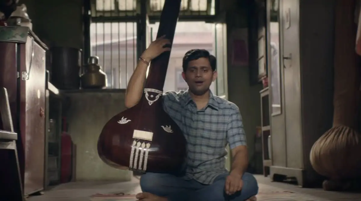 একজন যুবক গিটার বাজাচ্ছেন, ঘরে বসে, শান্ত পরিবেশে. Channel i News - চ্যানেল আই নিউজ