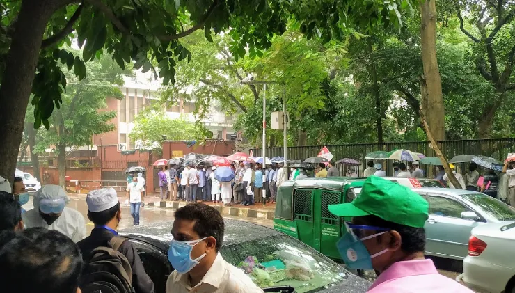 প্রবাসীদের ভিড় ও বৃষ্টি উপেক্ষা করে সৌদি দূতাবাসে মানুষের সমাগম. Channel i News - চ্যানেল আই নিউজ