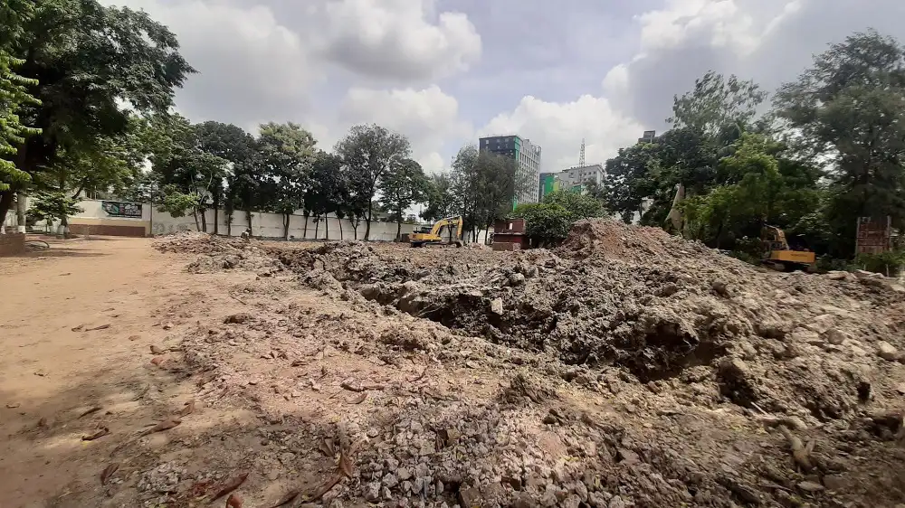 এফডিসি এলাকায় ধ্বংসাবশেষ ও মাটি খোঁড়ার কাজ চলছে. Channel i News - চ্যানেল আই নিউজ