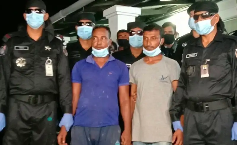 পুলিশের সঙ্গে আটক দুই আসামি, নিরাপত্তা বাহিনী ও পুলিশ সদস্যরা. Channel i News - চ্যানেল আই নিউজ
