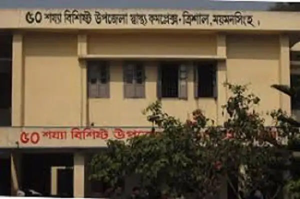 শিক্ষা ভবনের সামনে গাছের ছায়ায় ছাত্র-ছাত্রীদের ভিড়. Channel i News - চ্যানেল আই নিউজ