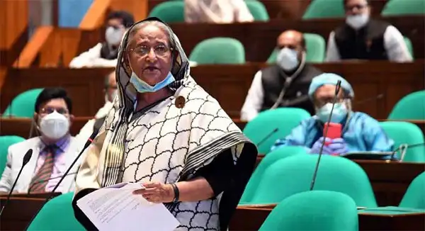 বাংলাদেশের সংসদে একজন নারী সদস্য বক্তৃতা দিচ্ছেন. Channel i News - চ্যানেল আই নিউজ