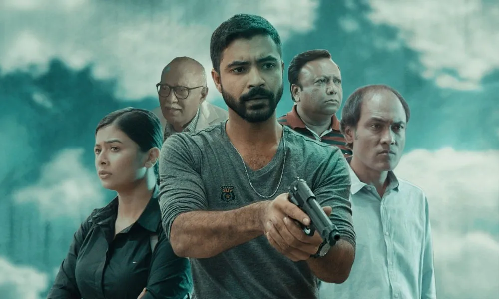 অভিনেতা হাতে বন্দুক নিয়ে রহস্যময় পরিস্থিতিতে দাঁড়িয়ে আছেন. Channel i News - চ্যানেল আই নিউজ