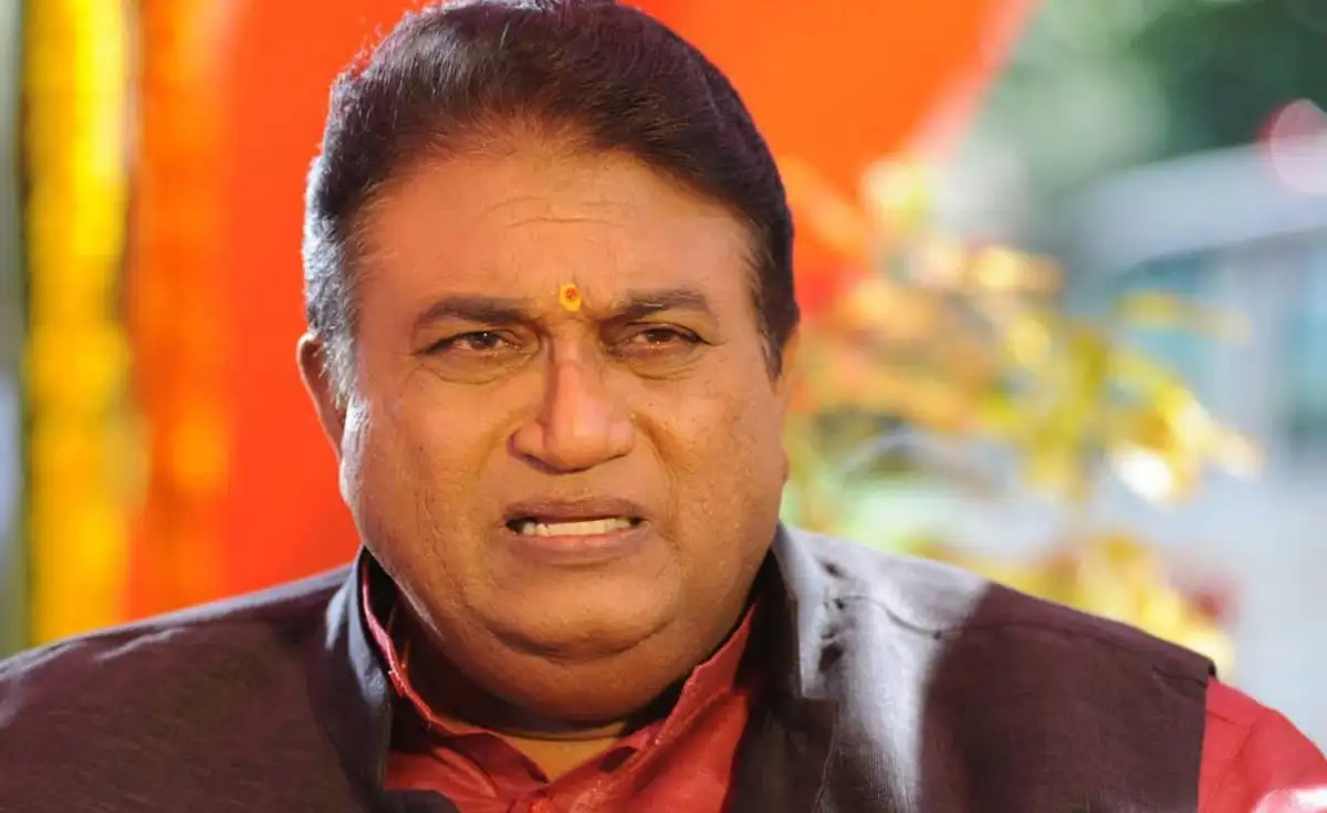বাংলাদেশের একজন রাজনীতিবিদ, মুখে উদ্বেগ প্রকাশ করে কথা বলছেন. Channel i News - চ্যানেল আই নিউজ