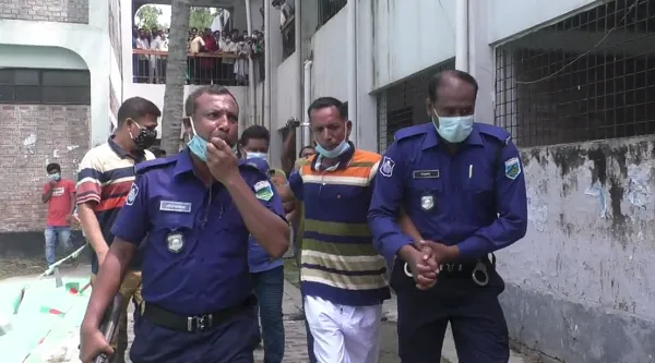 নিরাপত্তা বাহিনী ও সন্দেহভাজন ব্যক্তিরা আদালত ভবনের বাইরে অবস্থান করছে।. Channel i News - চ্যানেল আই নিউজ