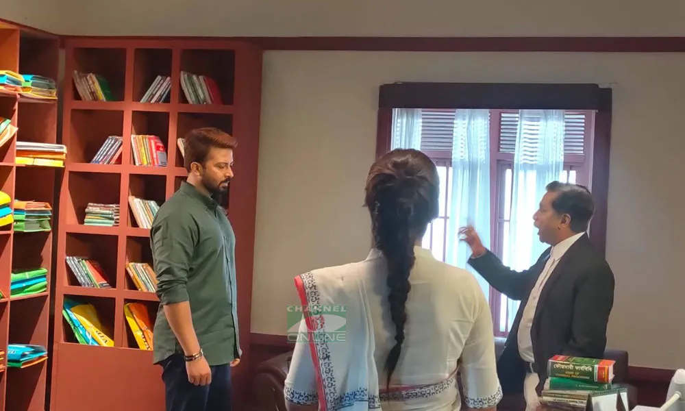 শাকিব খান ও মাহিয়া মাহি প্রথম দিনের শুটিং সেটে আলোচনা করছেন. Channel i News - চ্যানেল আই নিউজ