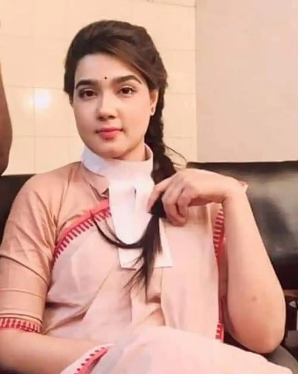 বাংলাদেশি তরুণী চ্যানেল আই অনলাইন সংবাদপত্রের জন্য ছবি. Channel i News - চ্যানেল আই নিউজ