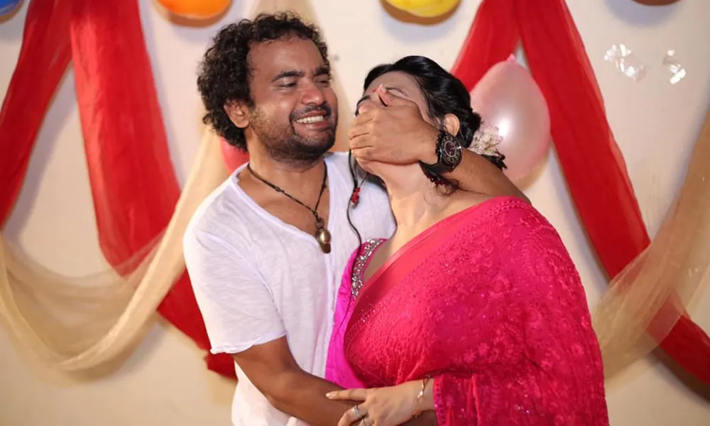 একজন পুরুষ ও একজন নারী প্রেমের মুহূর্তে হাসছে ও হাসছে. Channel i News - চ্যানেল আই নিউজ