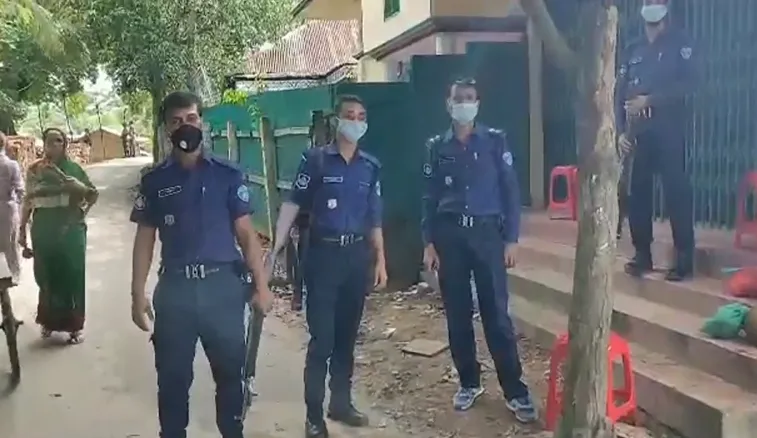 বান্দরবানে পুলিশ সদস্যরা তদন্তের জন্য ঘটনাস্থলে উপস্থিত. Channel i News - চ্যানেল আই নিউজ