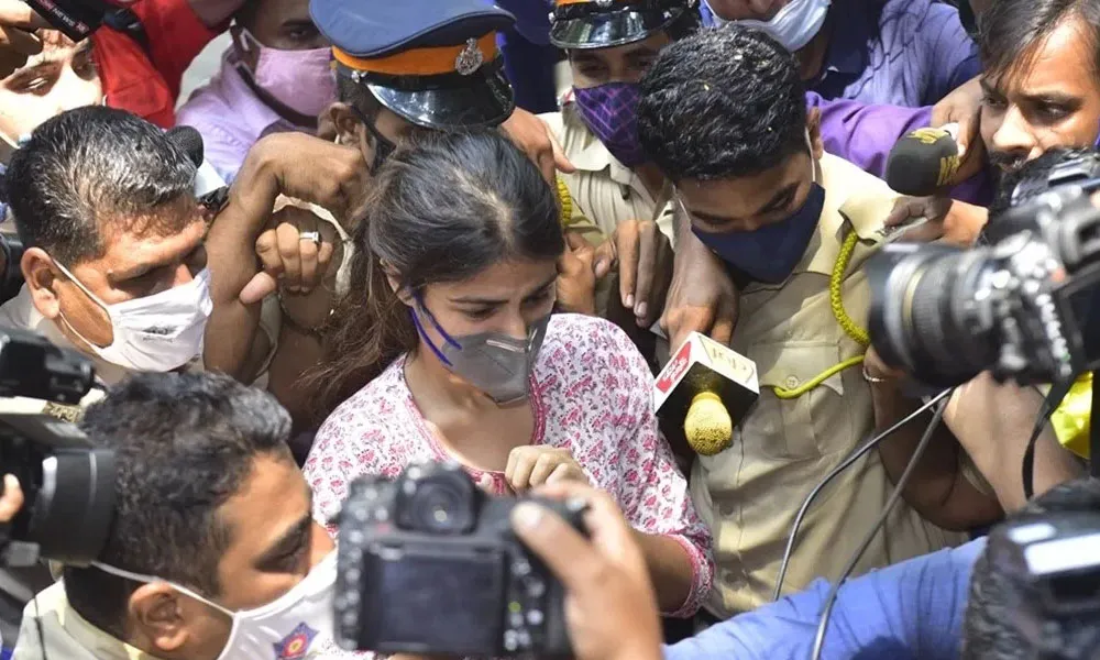 প্রেস কনফারেন্সে রিয়া ও তার পরিবারের সদস্যরা. Channel i News - চ্যানেল আই নিউজ