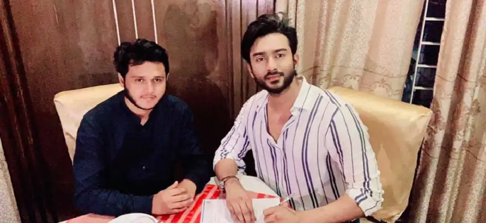 তরুণ নির্মাতা সালমান শাহের মতো দেখছেন, দুইজন যুবক একসাথে বসে আলোচনা করছেন. Channel i News - চ্যানেল আই নিউজ
