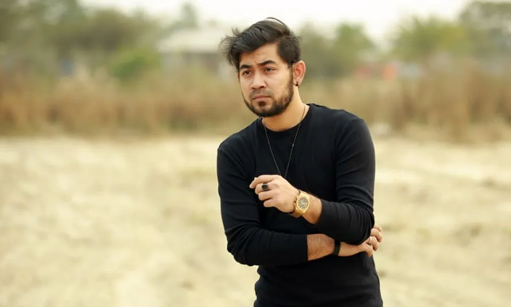 প্রকৃতির মাঝে যুবক ব্যক্তির ছবি, শান্ত ও মনোরম পরিবেশ. Channel i News - চ্যানেল আই নিউজ