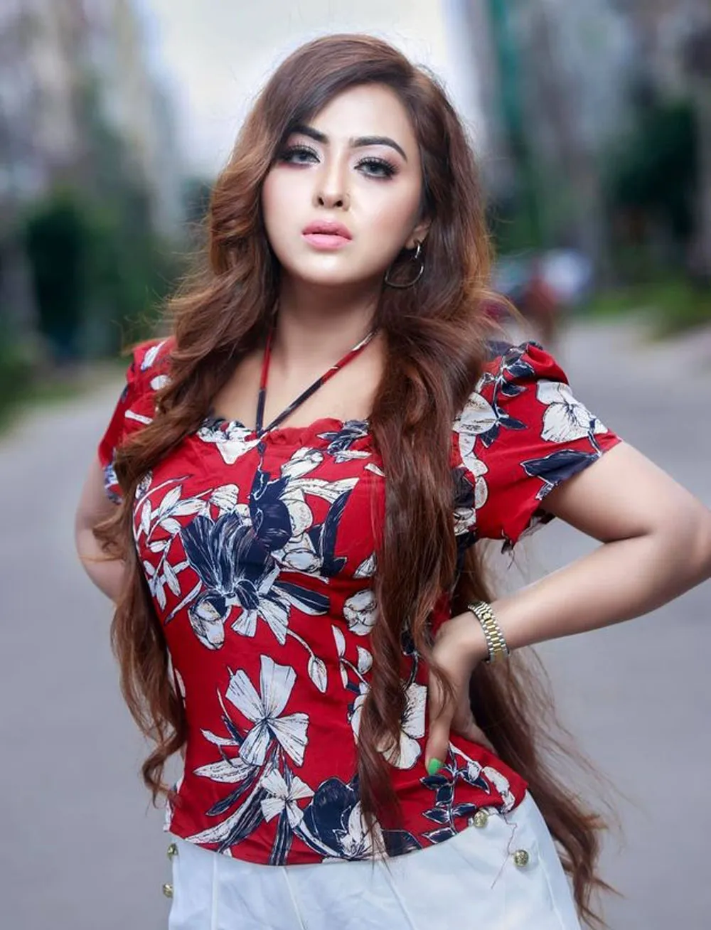নায়িকা পোজ দিয়ে ছবি তুলছেন, লম্বা চুল ও স্টাইলিশ পোশাক পরা. Channel i News - চ্যানেল আই নিউজ