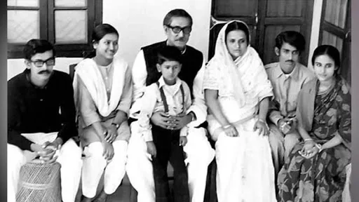 একটি পরিবারের সদস্যরা বসে পত্রিকা পড়ার গল্পের ছবি।. Channel i News - চ্যানেল আই নিউজ