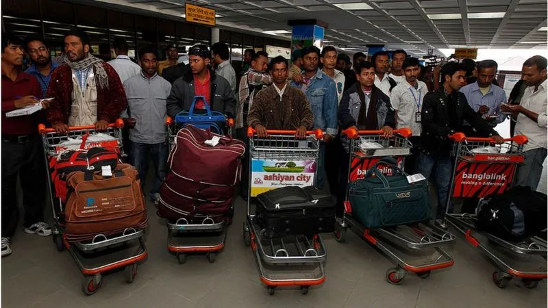 প্রবাসীরা বিমানবন্দরে ভিসার মেয়াদ বাড়ানোর জন্য অপেক্ষা করছে. Channel i News - চ্যানেল আই নিউজ