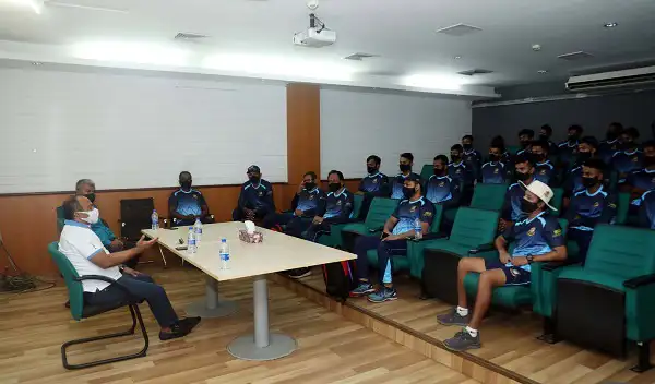 খেলোয়াড়রা প্রশিক্ষণ সেশনে অংশগ্রহণ করছে, কোচের নির্দেশনা নিচ্ছে. Channel i News - চ্যানেল আই নিউজ
