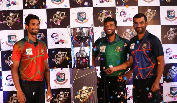 তিন অধিনায়ক ট্রফি হাতে নিয়ে হাসিমুখে দাঁড়িয়ে. Channel i News - চ্যানেল আই নিউজ